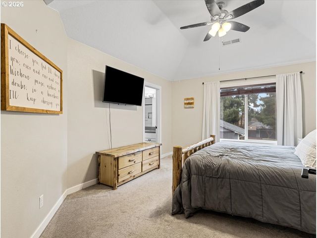 18910 HIGHLAND Dr, Oregon City, OR 97045