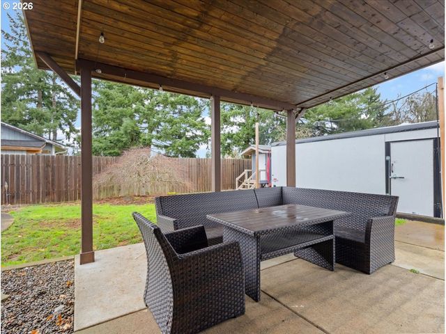 18910 HIGHLAND Dr, Oregon City, OR 97045