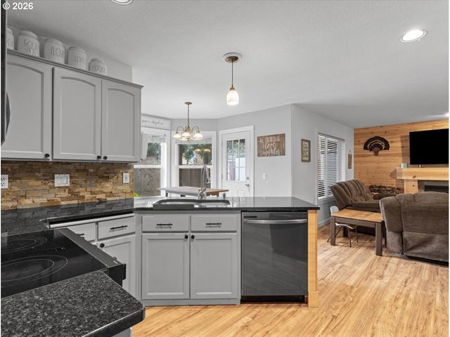 18910 HIGHLAND Dr, Oregon City, OR 97045