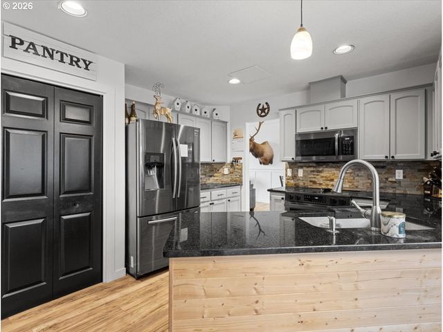 18910 HIGHLAND Dr, Oregon City, OR 97045