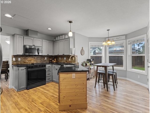 18910 HIGHLAND Dr, Oregon City, OR 97045