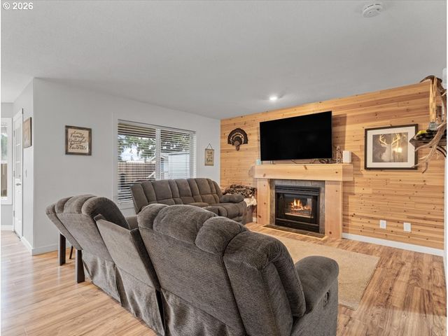 18910 HIGHLAND Dr, Oregon City, OR 97045