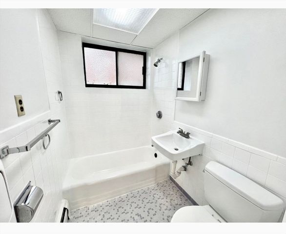 123 Sewall Ave 2B, Brookline, MA 02446