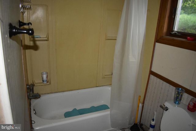 416 N HUNTER HWY, Drums, PA 18222
