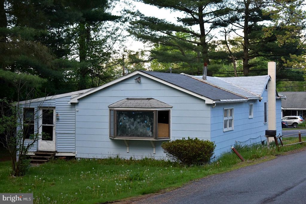 416 N HUNTER HWY, Drums, PA 18222