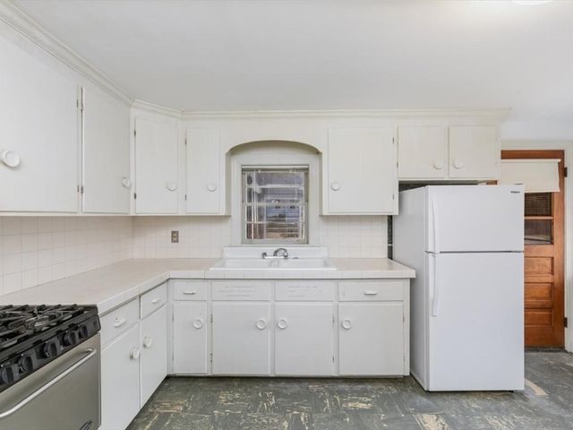 234 Foster St, Lowell, MA 01851