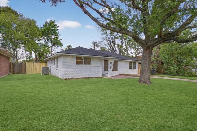 1726 Pecan Ln, Stafford, TX 77477