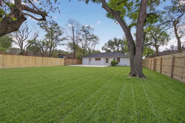 1726 Pecan Ln, Stafford, TX 77477