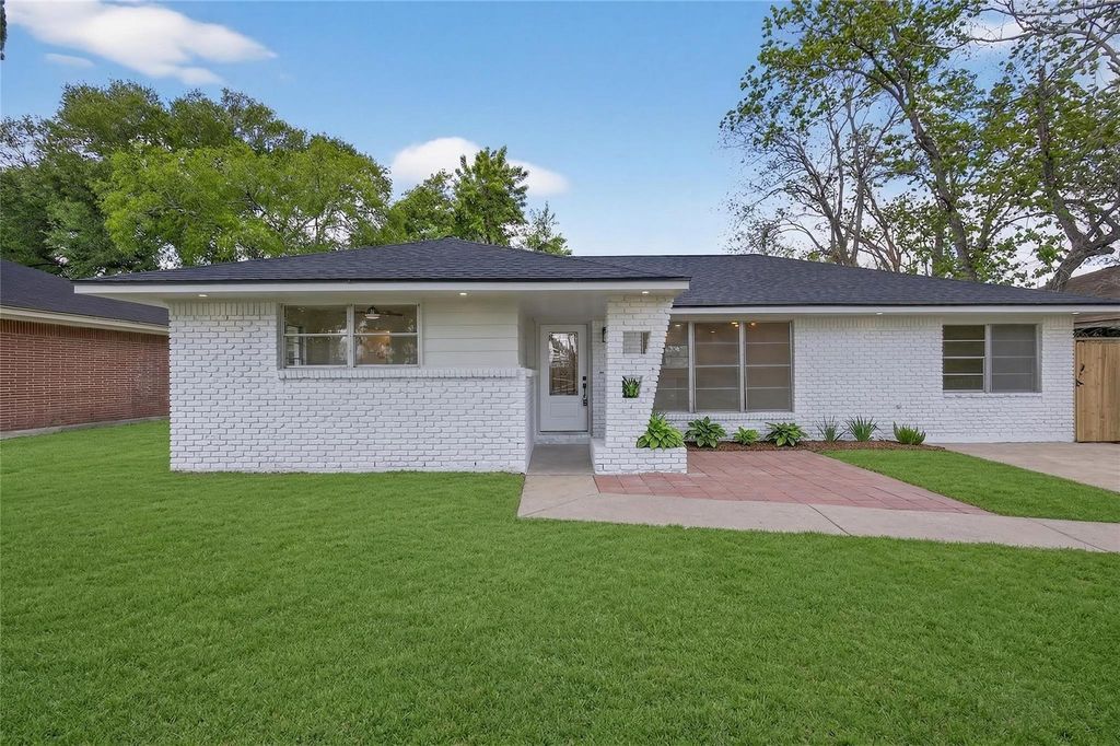 1726 Pecan Ln, Stafford, TX 77477