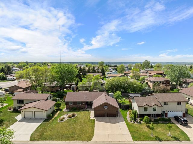 1624 12TH ST SW, Minot, ND 58701