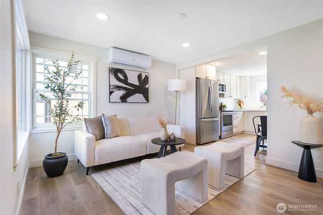 7934 SW 20th Avenue, Seattle, WA 98106