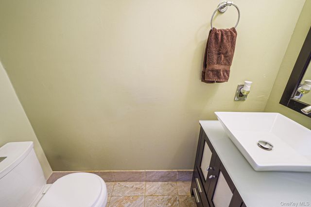 811 County Line Road, Amityville, NY 11701