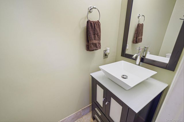 811 County Line Road, Amityville, NY 11701