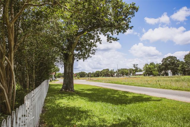 10753 Track Rd E, Cat Spring, TX 78933
