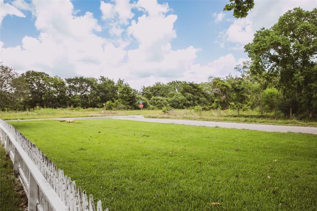 10753 Track Rd E, Cat Spring, TX 78933