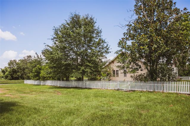 10753 Track Rd E, Cat Spring, TX 78933