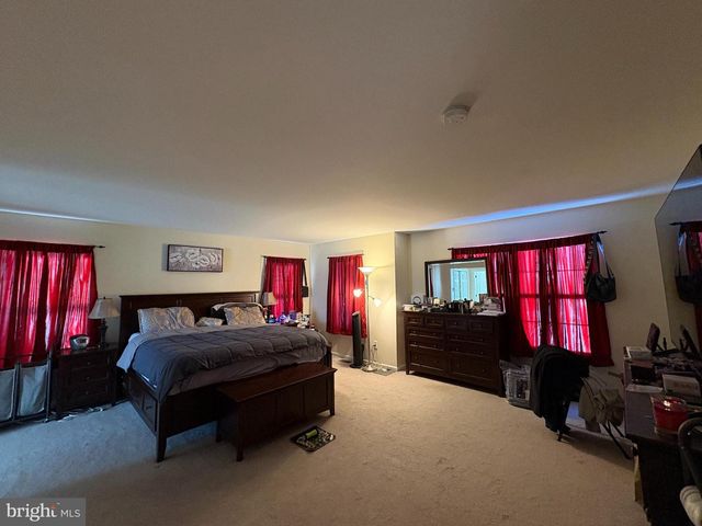 8 CREEKWOOD DR, Bordentown, NJ 08505