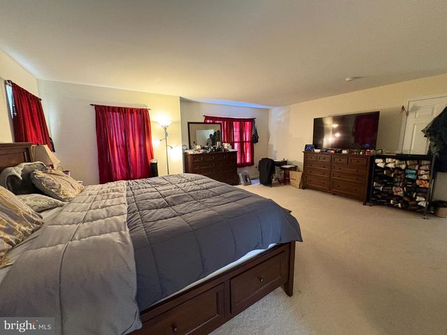 8 CREEKWOOD DR, Bordentown, NJ 08505