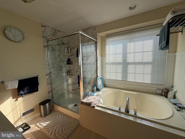 8 CREEKWOOD DR, Bordentown, NJ 08505