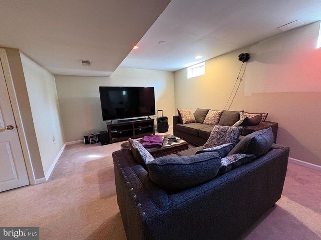 8 CREEKWOOD DR, Bordentown, NJ 08505