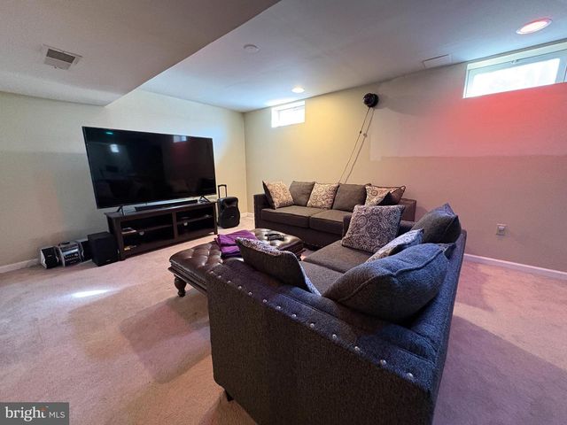 8 CREEKWOOD DR, Bordentown, NJ 08505