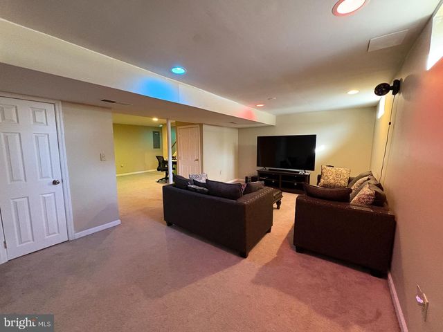 8 CREEKWOOD DR, Bordentown, NJ 08505