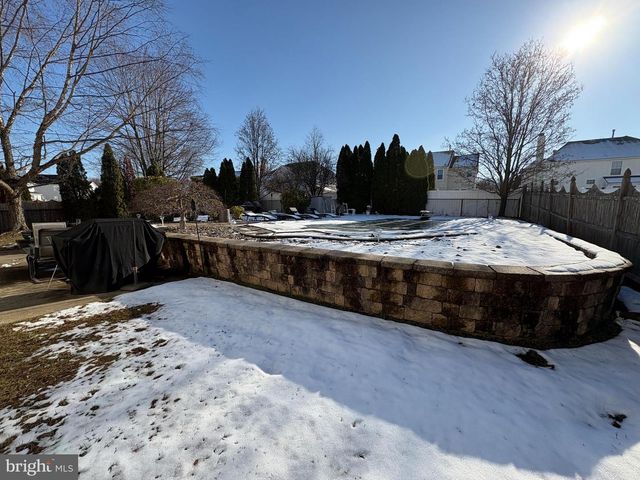 8 CREEKWOOD DR, Bordentown, NJ 08505