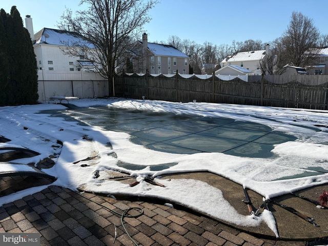 8 CREEKWOOD DR, Bordentown, NJ 08505