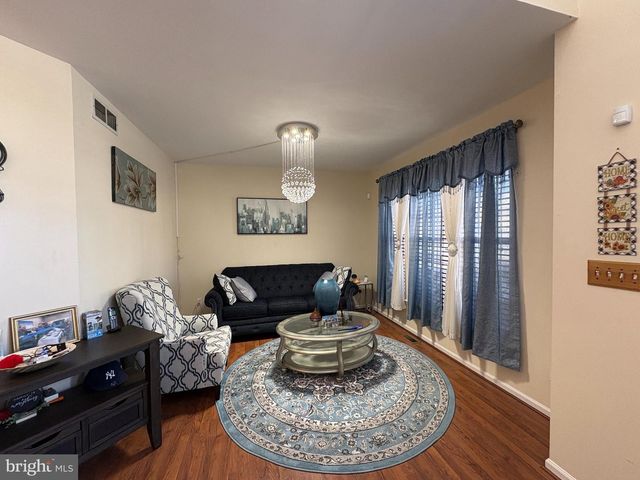 8 CREEKWOOD DR, Bordentown, NJ 08505