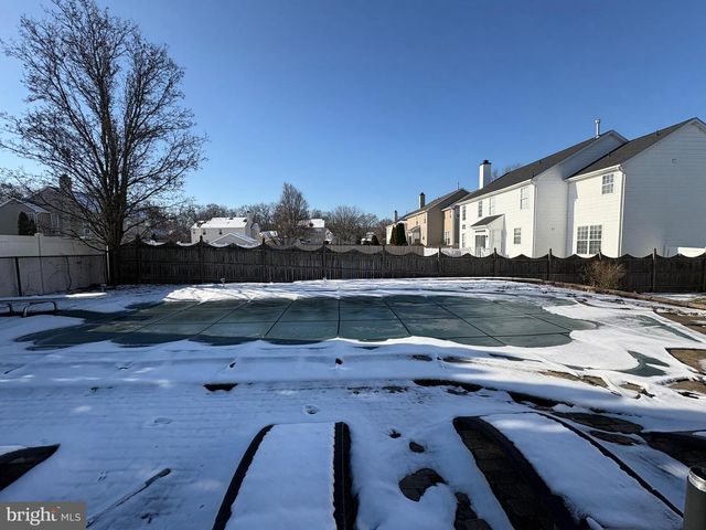 8 CREEKWOOD DR, Bordentown, NJ 08505