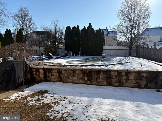 8 CREEKWOOD DR, Bordentown, NJ 08505