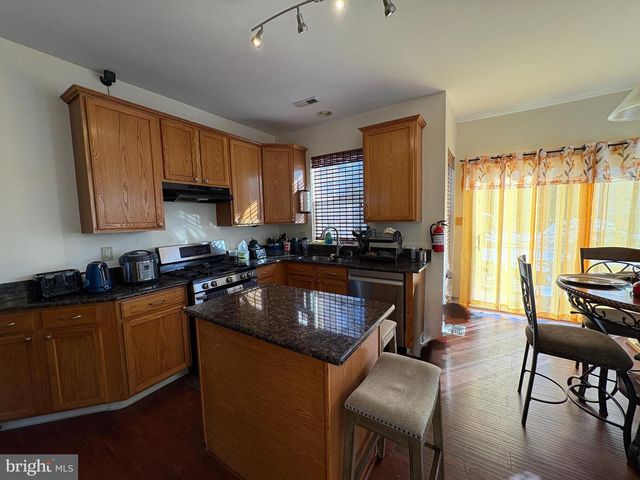 8 CREEKWOOD DR, Bordentown, NJ 08505