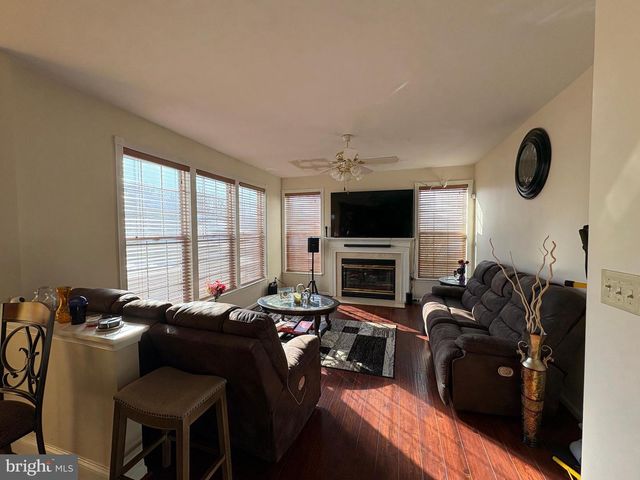 8 CREEKWOOD DR, Bordentown, NJ 08505