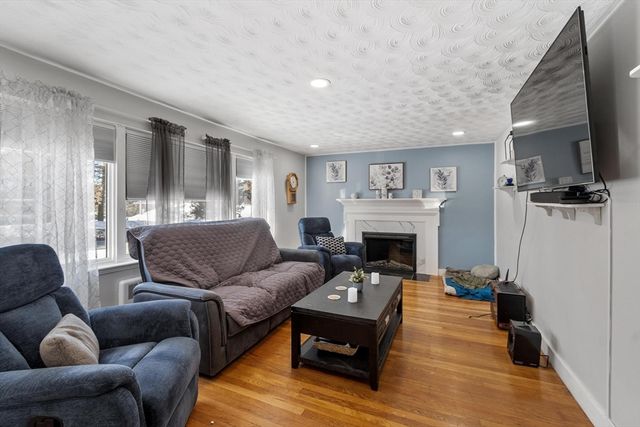 18 Dunham Rd, Beverly, MA 01915