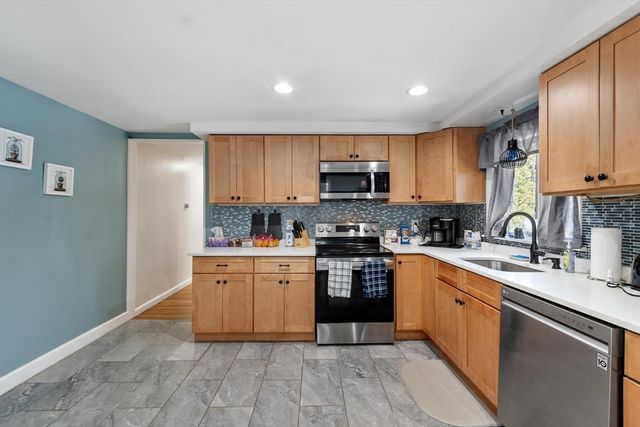 18 Dunham Rd, Beverly, MA 01915