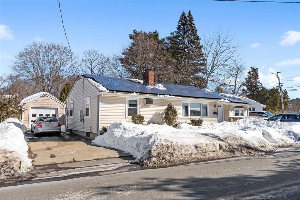 18 Dunham Rd, Beverly, MA 01915