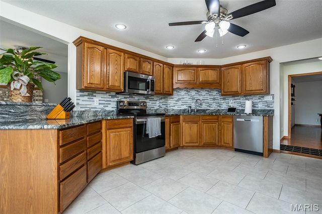 31899 Red Oak Drive, Brighton, IL 62012