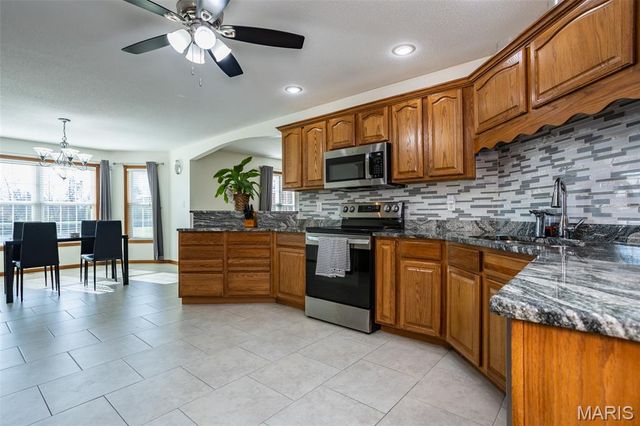 31899 Red Oak Drive, Brighton, IL 62012