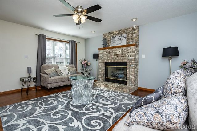 31899 Red Oak Drive, Brighton, IL 62012