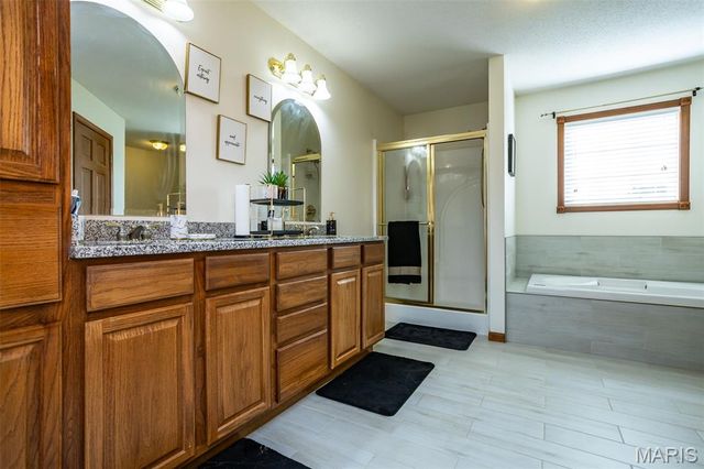 31899 Red Oak Drive, Brighton, IL 62012