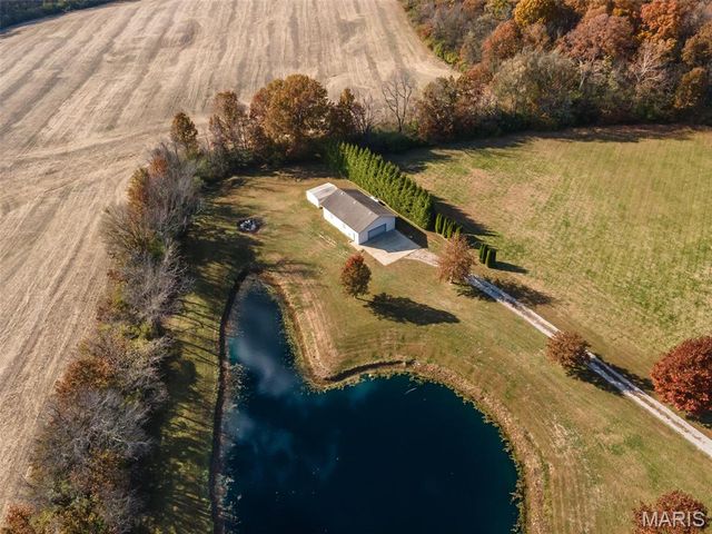 31899 Red Oak Drive, Brighton, IL 62012