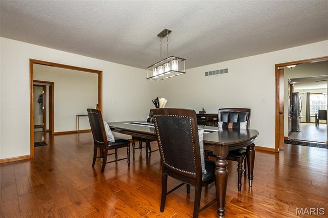 31899 Red Oak Drive, Brighton, IL 62012