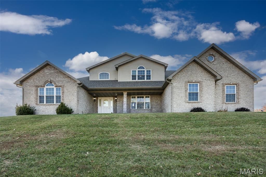 31899 Red Oak Drive, Brighton, IL 62012