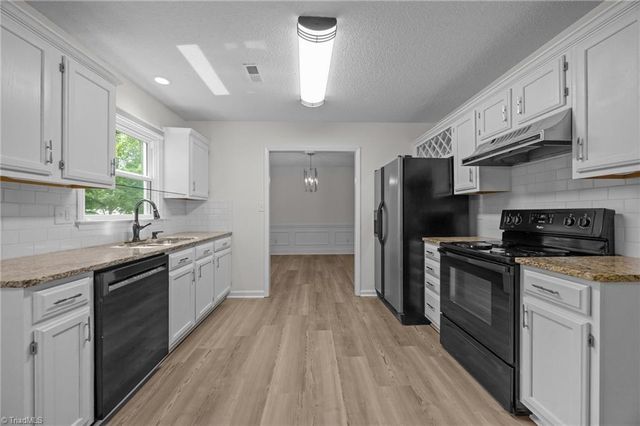 3401 Farm Lake Street, Jamestown, NC 27282