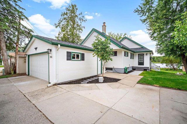 1266 E Green Lake DRIVE, West Bend, WI 53090