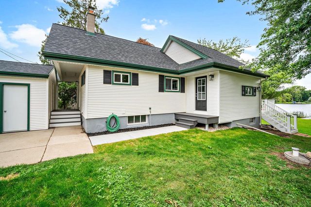 1266 E Green Lake DRIVE, West Bend, WI 53090