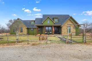 5734 FM 2200, Devine, TX 78016