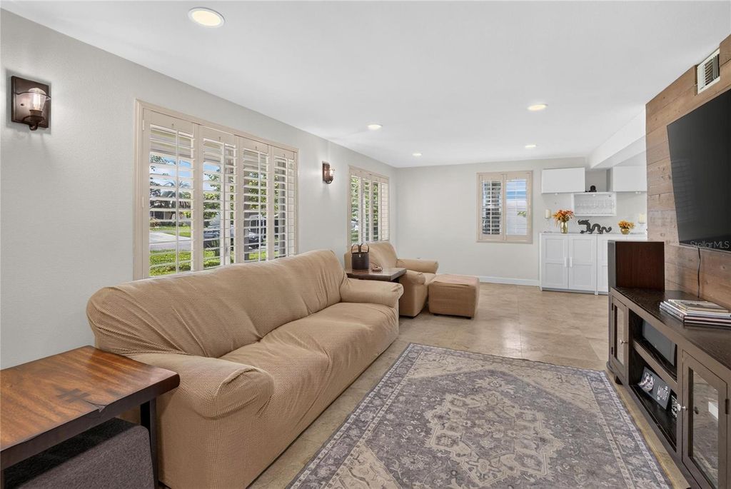 Image 14 of property listing at 10718 DRUMMOND RD, Tampa, FL 33615