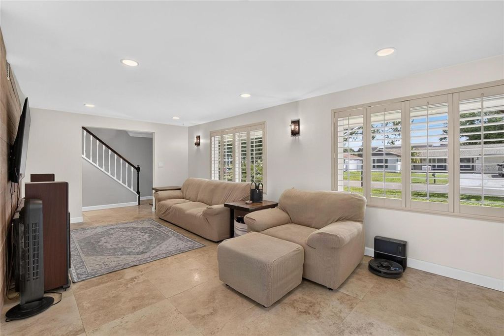 Image 16 of property listing at 10718 DRUMMOND RD, Tampa, FL 33615