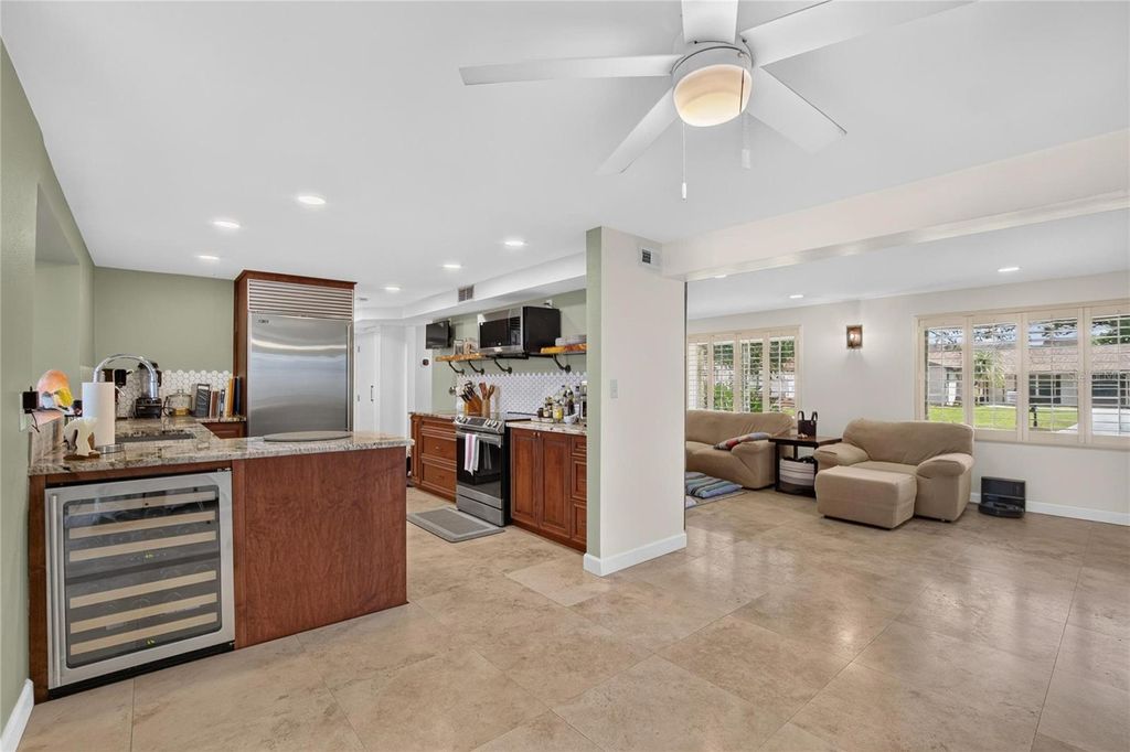 Image 17 of property listing at 10718 DRUMMOND RD, Tampa, FL 33615